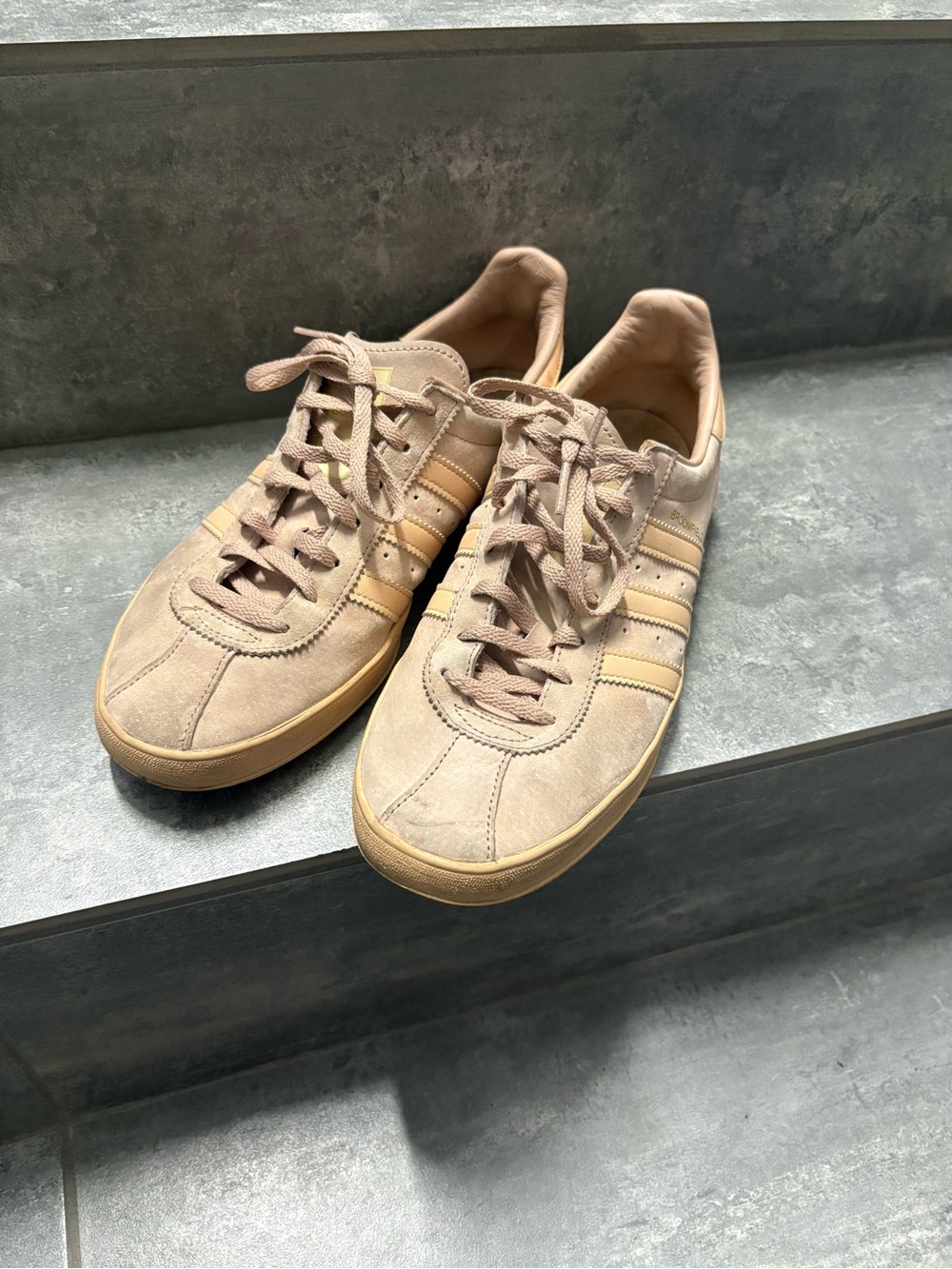 ADIDAS Broomfield Mens Trainers Suede Two Tone Blush Pink Beige Us10